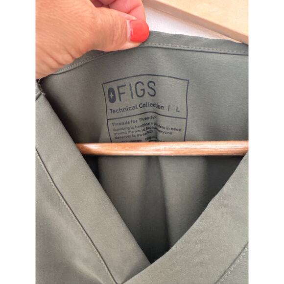 FIGS Leon V-Neck Three Pocket Scrub Top - Olive Green, Large - Picture 2 of 7